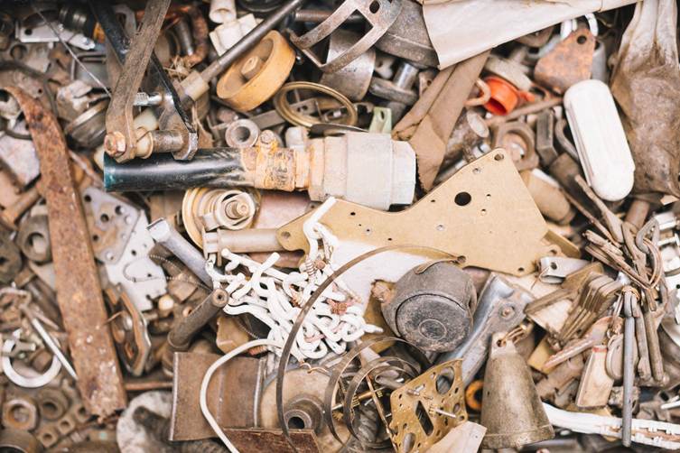 Chatarra comercial, incluyendo acero, aluminio y otros materiales reciclables, lista para su reciclaje.