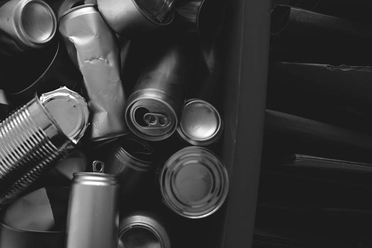 Artículos de aluminio reciclables, como latas de bebidas y envases domésticos de aluminio.